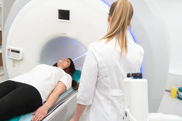 在医院先进的核磁共振成像扫描仪 — 图库照片