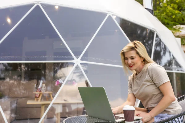 Femme Travaillant Sur Des Tentes Dôme Géo Pour Ordinateur Portable — Photo