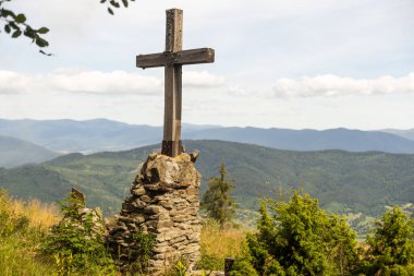 Dağlarda taş bir haç.