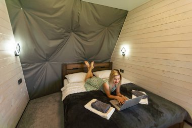 Genç, mutlu, neşeli, güzel iş kadını görüntüsü dizüstü bilgisayarla dinliyor..