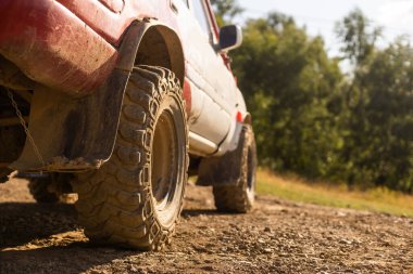 Büyük kirli SUV tekerleği. Büyük kirli araba tekerleği.