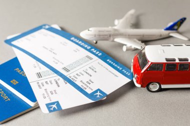 Minik oyuncak otobüs, uçak, pasaport, bilet seyahat fikri.