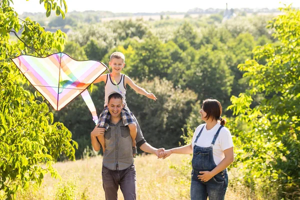 Szczęśliwa Rodzina Ciężarną Żoną Puszczają Latawiec Razem Lecie Pole — Zdjęcie stockowe