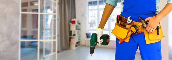 Arbeiter Mit Werkzeuggurt Männliche Hand Und Werkzeuge Für Die Renovierung — Stockfoto
