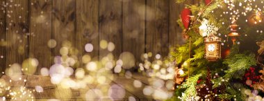 Arka planda Noel ağacı süslemeleri, eski oyuncaklarla süslenmiş ağaç...