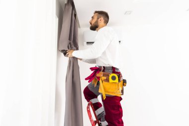 Pencere perde kapalı asılı adam. İç dekor öğesi.