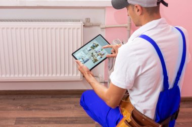 Tablet Planlama Geliştiricisi Konsepti olan inşaat işçisi.