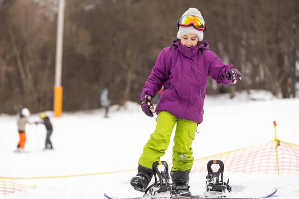 Niña Linda Aprendiendo Montar Una Tabla Snowboard Para Niños Deportes —  Fotos de Stock