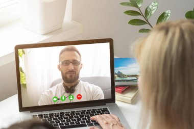 İnternetteki pratisyen hekime sorun, video görüşmeleri, hasta ve doktor sohbetleri. Olgun erkek terapistin kafa resmi bilgi paylaşımı desteği, dizüstü bilgisayar görüntüsü, video konferans uygulaması