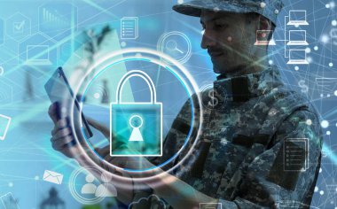 asma kilit ile bulut yakınında üniformalı gesturing askeri adamın kırpılmış görünümü