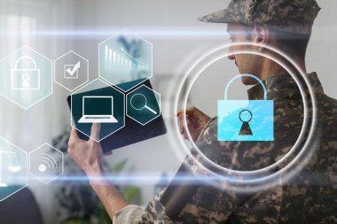 asma kilit ile bulut yakınında üniformalı gesturing askeri adamın kırpılmış görünümü