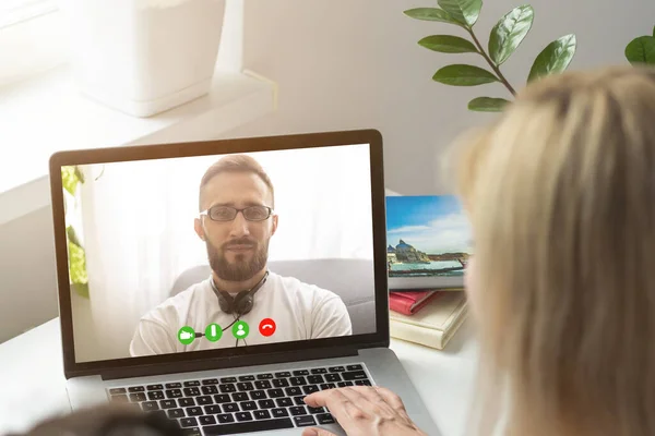 의사에게 온라인 상으로 의사의 개념을 치료사의 노트북 비디오 콘퍼런스 — 스톡 사진