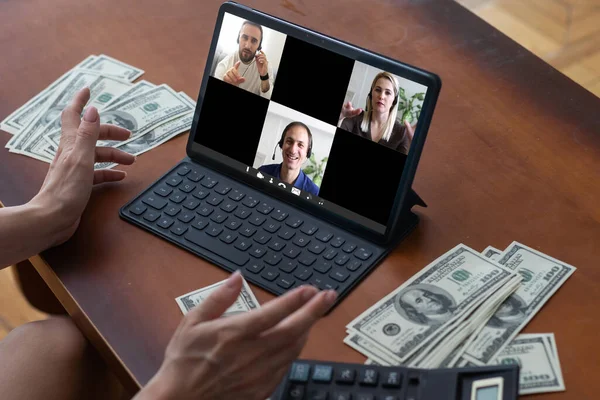 Online Chat Auf Laptop Geld Verdienen Internet — Stockfoto