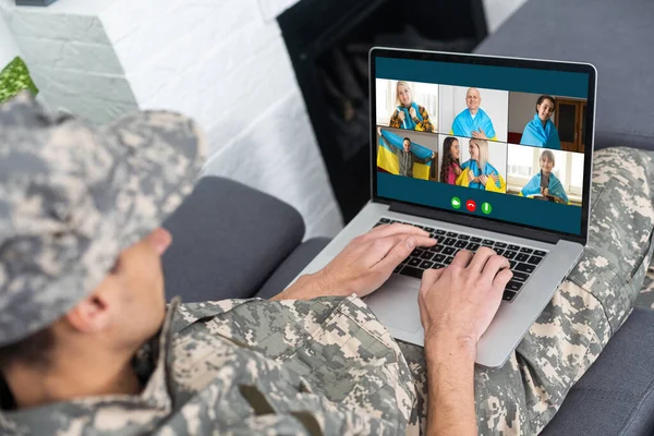 Joven Soldado Uniforme Militar Hablando Con Alguien Mientras Tiene Video — Foto de Stock