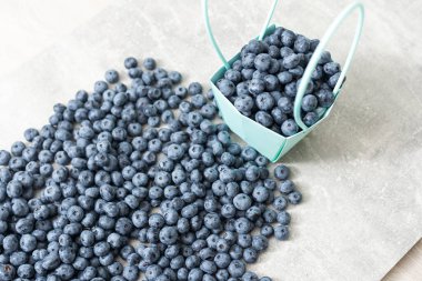 Kağıt sepetli büyük yaban mersini.