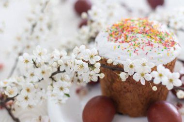 Paskalya pastası ve boyalı yumurtalar çiçek açıyor..