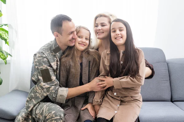 Soldier Leave Hugging Daughter — Stock Photo, Image