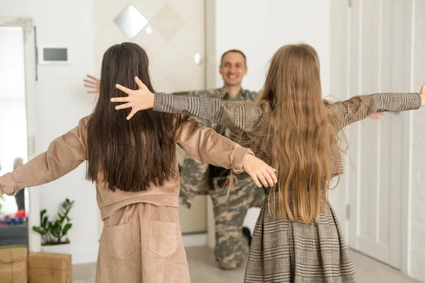 Soldado Licença Abraçando Filha — Fotografia de Stock