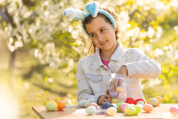 イースターのための伝統的なウサギの耳のヘッドバンドを身に着けている笑顔の少女の肖像画 春か春か4月か — ストック写真