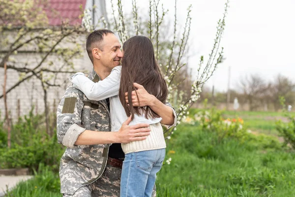 Criancinha Está Muito Feliz Por Pai Dela Ter Voltado Exército — Fotografia de Stock