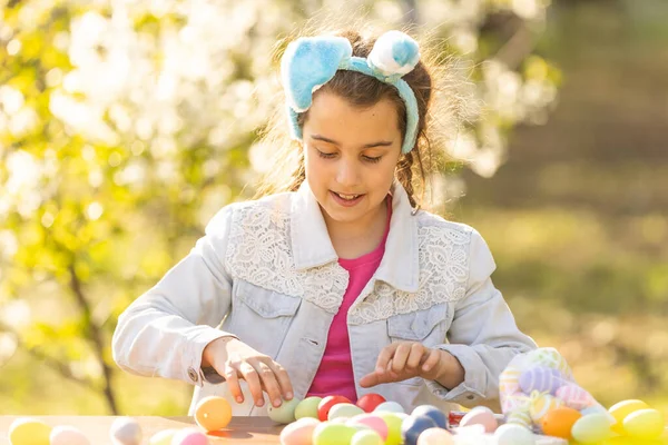 Feliz Chica Adolescente Usar Orejas Conejo Con Huevos Pascua Jardín —  Fotos de Stock
