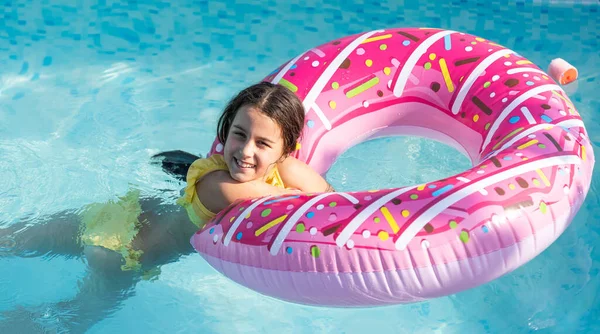 Linda Niña Nadando Piscina Aire Libre Divertirse Con Círculo Inflable — Foto de Stock