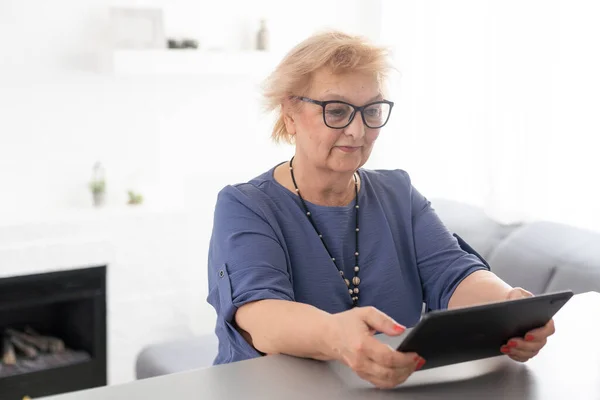Glücklich Lächelnde Ältere Frau Mit Digitalem Tablet Computer Die Hause — Stockfoto