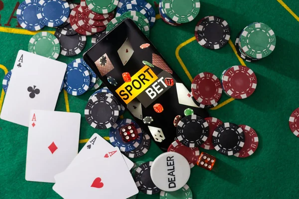Smartphone Fichas Casino Empilhando Feltro Verde — Fotografia de Stock