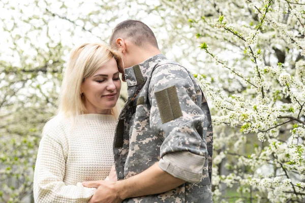 Soldier Reunited Wife Park — Stock Photo, Image