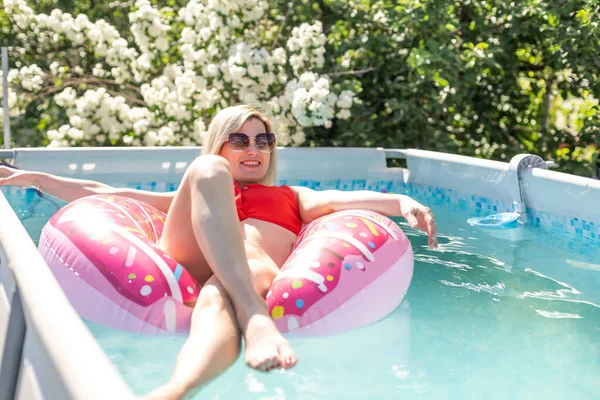 Die Junge Schöne Frau Schwimmt Pool Einem Garten — Stockfoto