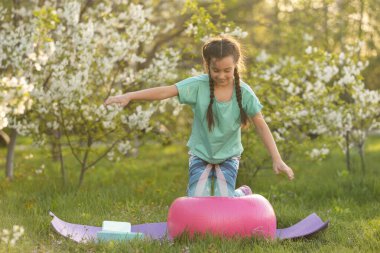 Çocuk jimnastik yapıyor. Spor, öğrenme, spor, esneme.