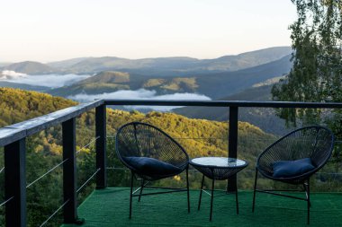 Geceleri balkonda, mobilyaların içinde..