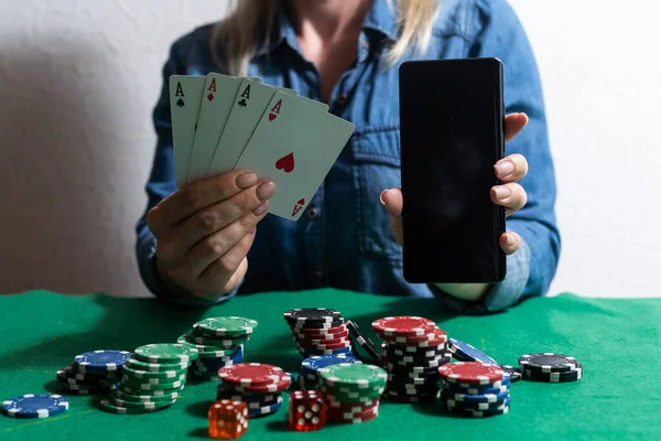 オンラインカジノの概念 女性の手にコピースペースを持つトランプ 賭けチップ スマートフォン トップ表示 — ストック写真