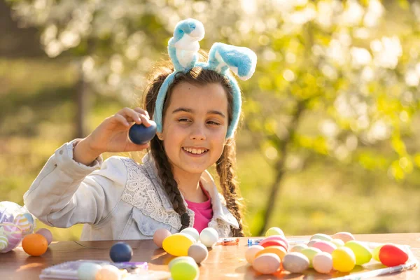 イースターのための伝統的なウサギの耳のヘッドバンドを身に着けている笑顔の少女の肖像画 春か春か4月か — ストック写真