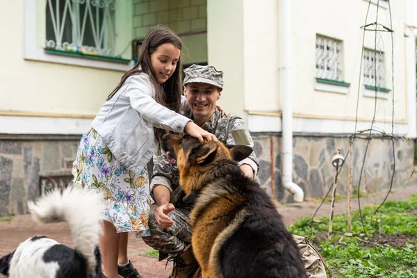 Reunião Pai Militar Com Filha Cães — Fotografia de Stock