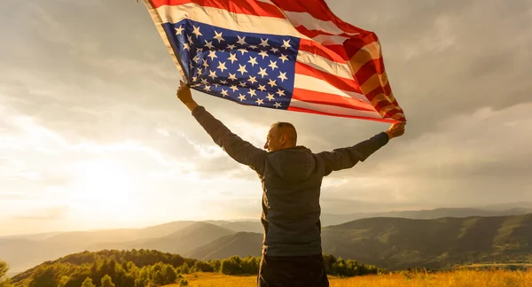 成功したシルエットマン優勝者が山の上にアメリカ国旗を振って — ストック写真