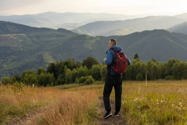 Man Traveling Backpack Hiking Mountains Travel Lifestyle Success Concept Adventure — Fotografia de Stock