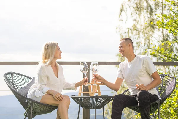 Szczęśliwa Para Siedzi Wiklinowych Krzesłach Tarasie Górach Pije Wino Romantyczny — Zdjęcie stockowe