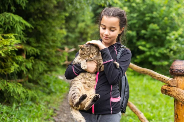 Fetiță Veselă Jucată Pisica — Fotografie, imagine de stoc
