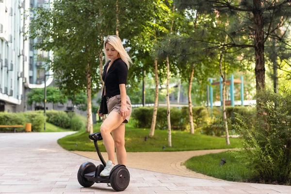 Vrouw Paardrijden Elektrische Mini Segway Hoverboard Scooter Groen Park Goed — Stockfoto