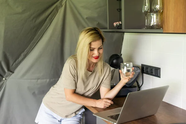 Tutorial Cozinha Online Mão Foto Cortada Mulher Usando Laptop Para — Fotografia de Stock