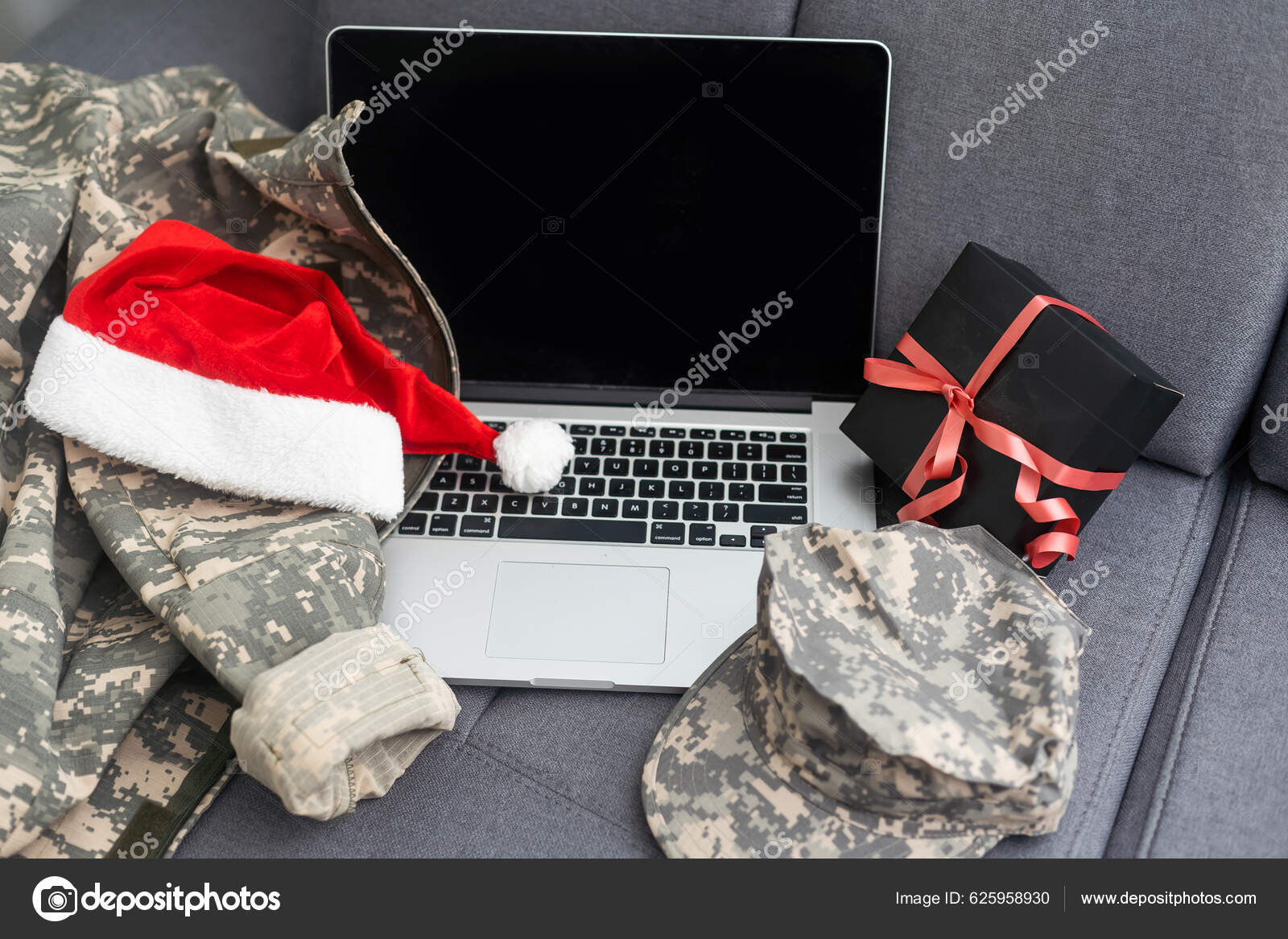 Uniforme Militar Sombrero Santa Con Ordenador Portátil Concepto Navidad Año  — Foto de stock #625958930 © sinenkiy, image size:1600x1167