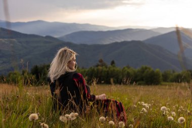 Kız Gezgin sırt çantasıyla Rocky Dağları 'nda geziyor Hayat tarzı macera konsepti yaz tatilleri