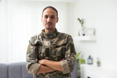 Beyaz arka planda gülümseyen asker.
