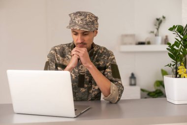 Genç askeri asker adam dikey, arka plan üstünde laptop