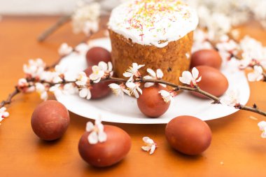 Paskalya kek ve boyalı yumurta.