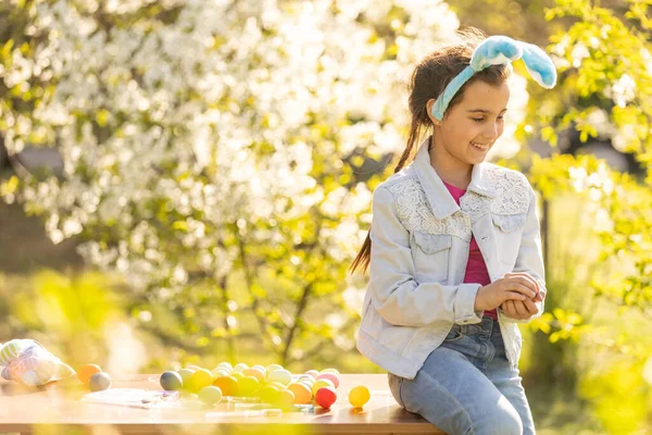 10代の女の子が庭にイースターエッグを描き — ストック写真