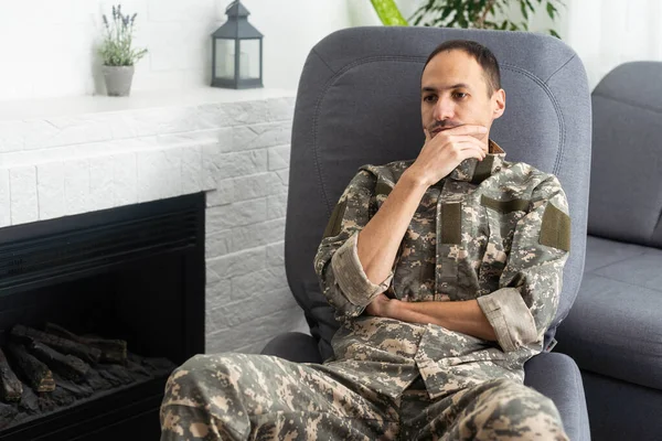 Thoughtful Military Man Staring Aside Holding Palms Mouth Sitting Couch — Stock Fotó