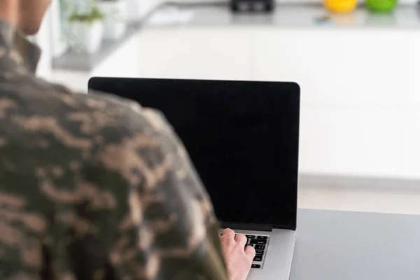 Bewaking Controle Van Tegengesteld Informatieconcept Soldaat Camouflageuniform Werkend Laptop Voor — Stockfoto