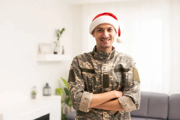 クリスマスと軍隊だ サンタの帽子をかぶった若い兵士が — ストック写真